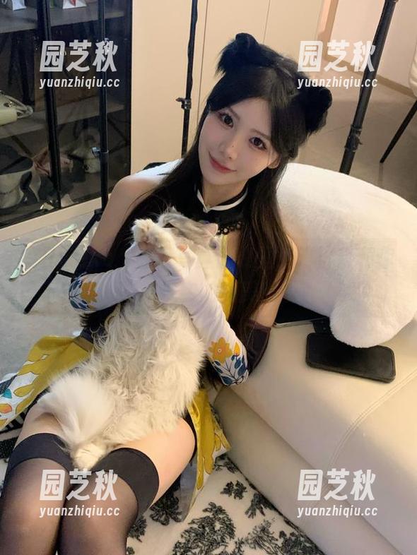 在Umeko J私房写真合集里，明日奈和你分享梦幻与现实的完美交融！.txt